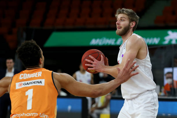 他不仅在比 他不仅在比