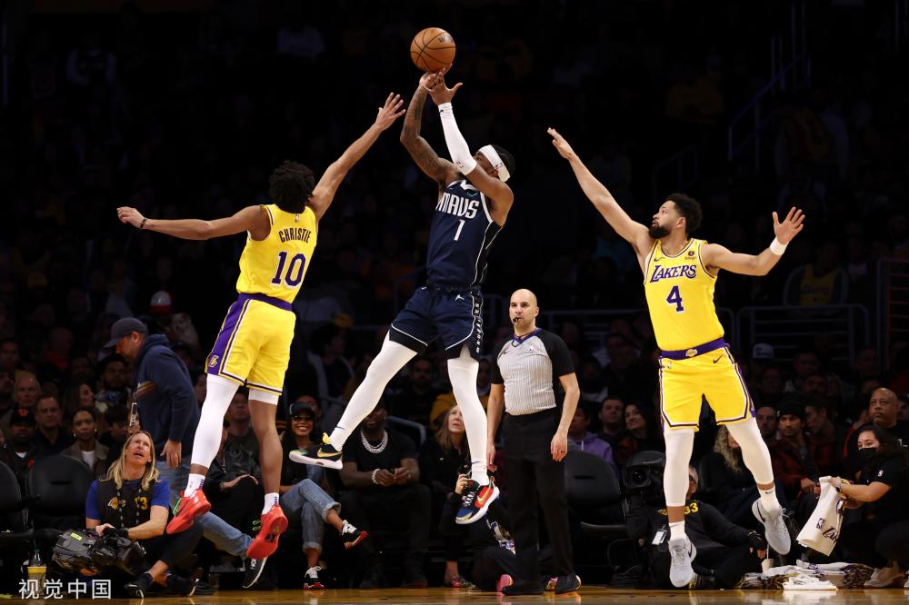 并为观众提 并为观众提